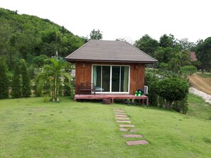 Rollaway beds, free WiFi, bed sheets - Tanihill Resort (Suan Phueng)