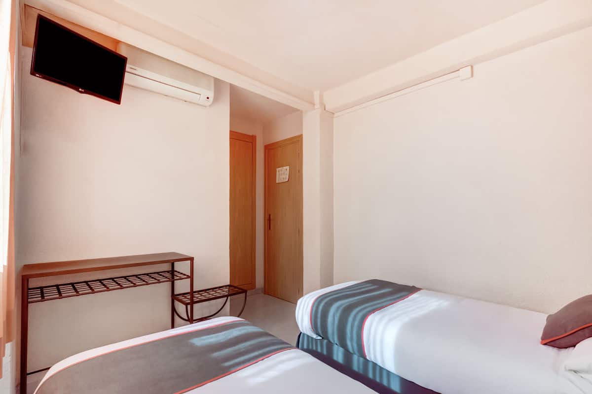 Habitación triple | Escritorio, cunas, wifi gratis y ropa de cama