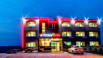 Facciata della struttura - sera/notte