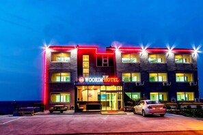 Bagian depan properti - sore/malam