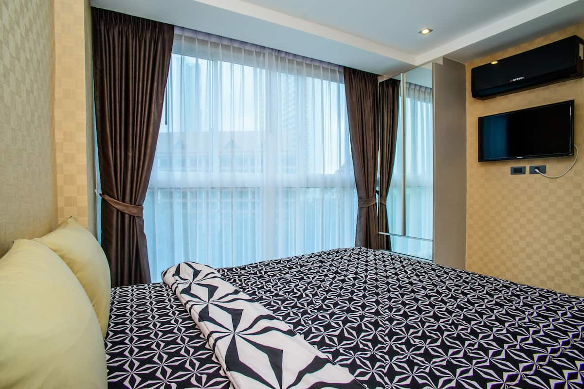 Desk, blackout curtains, rollaway beds, free WiFi