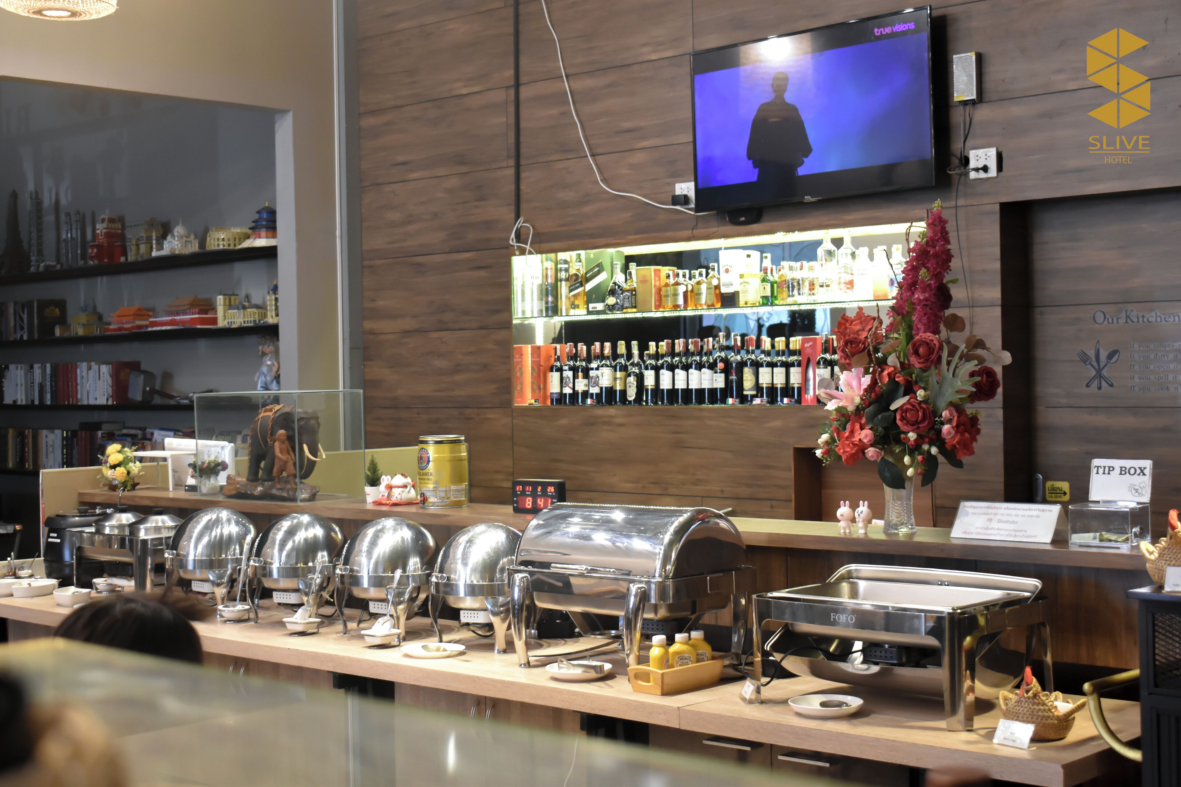 breakfast and lunch served, local and international cuisine