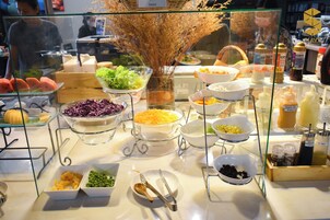 供应早餐和午餐，本地与国际菜