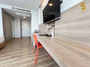 Habitación Deluxe con 2 camas individuales | Zona de estar | Televisión de pantalla plana de 42 pulgadas con canales digitales