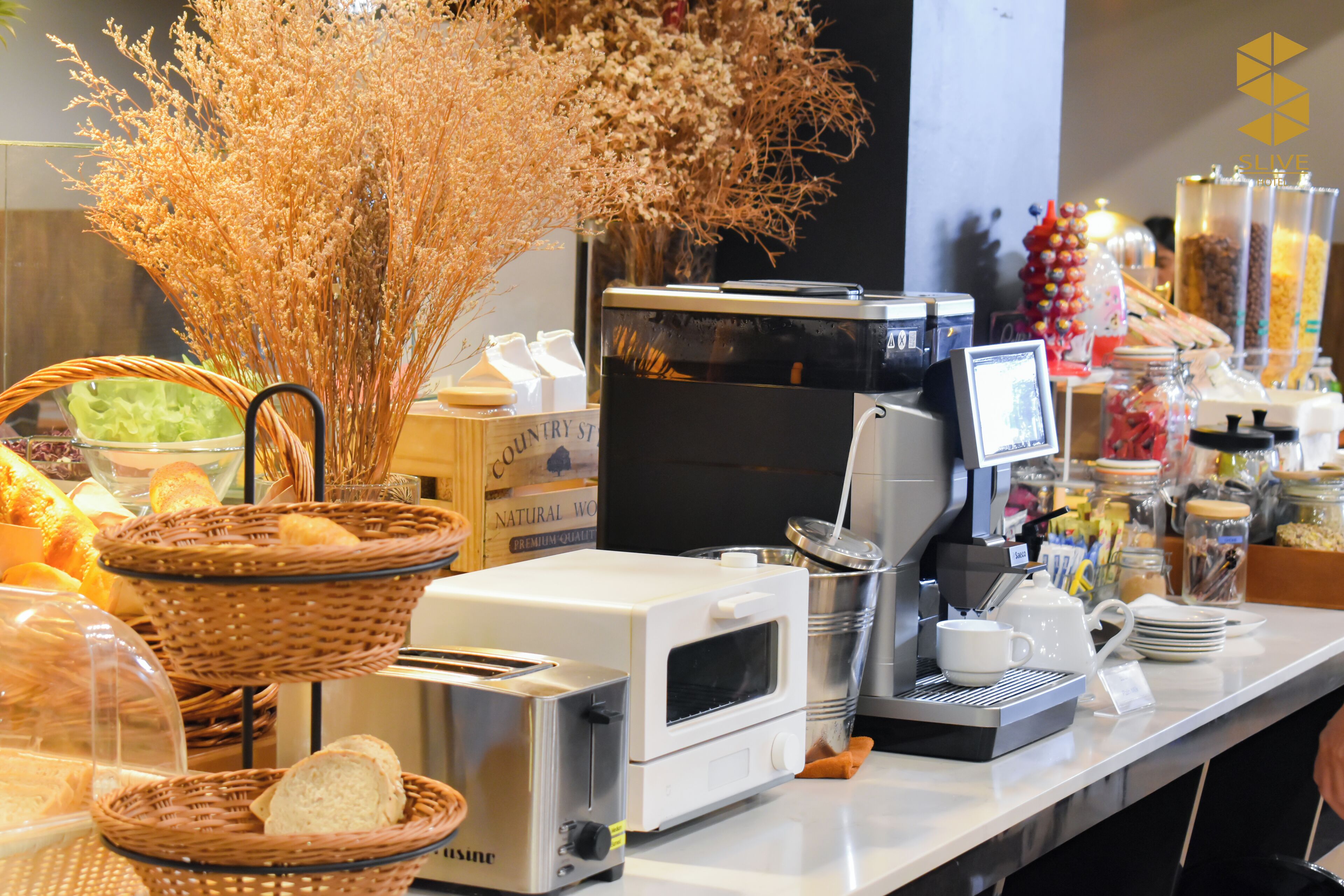 breakfast and lunch served, local and international cuisine