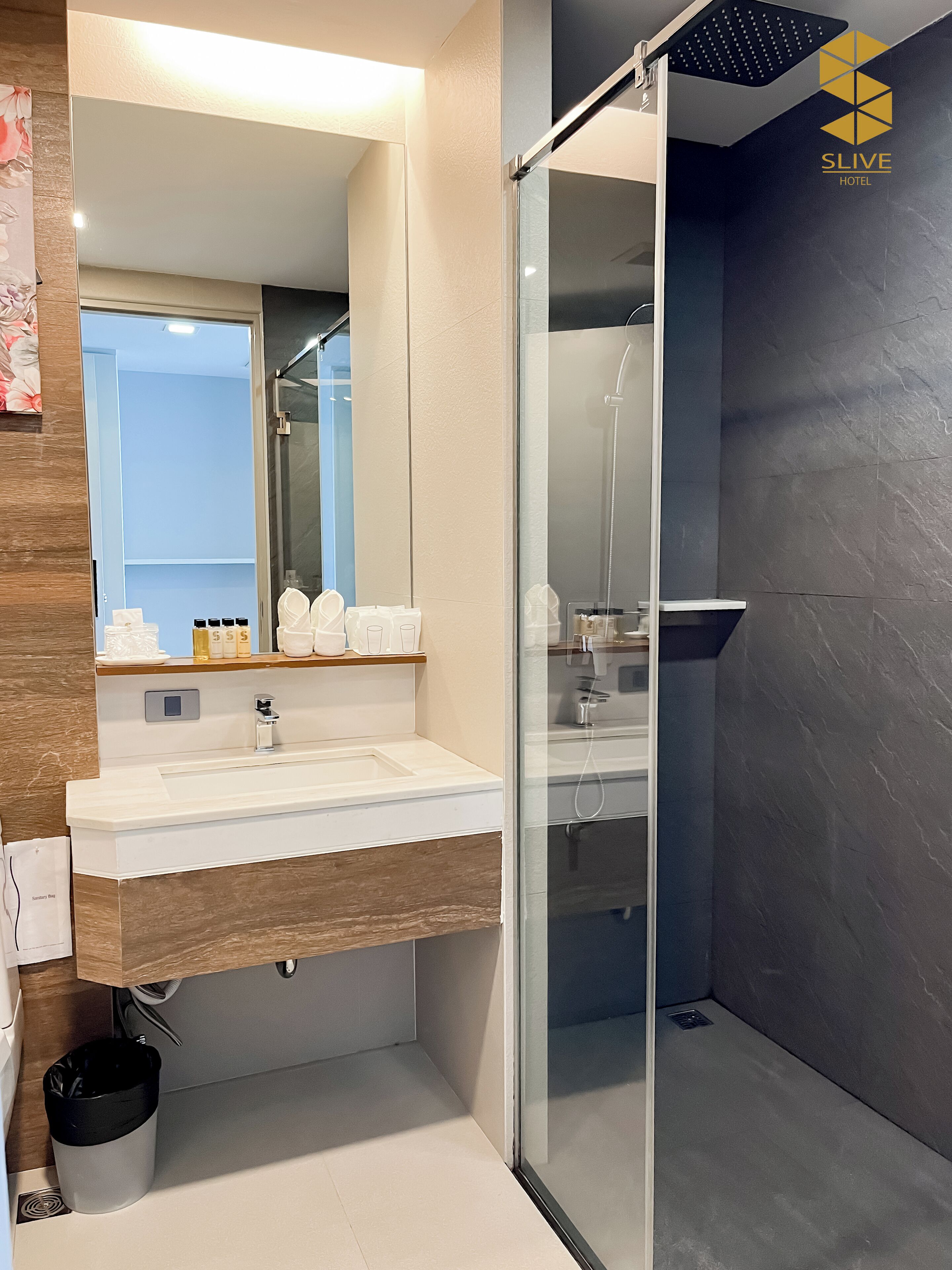 Tomannsrom – deluxe | Bad | Toalettartikler (inkludert), hårføner, tøfler og håndklær