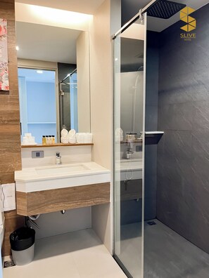 Deluxe Twin Room | Bathroom | Free toiletries, hair dryer, slippers, towels - Slive hotel (Surin)