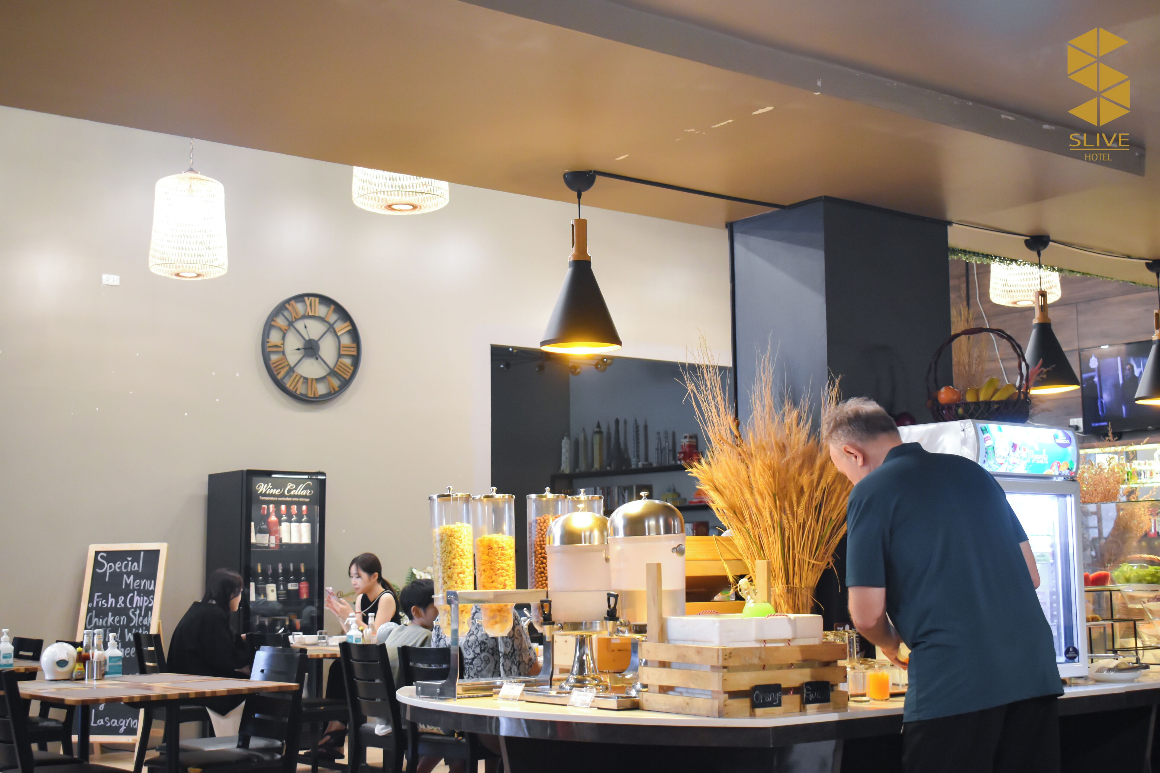 breakfast and lunch served, local and international cuisine