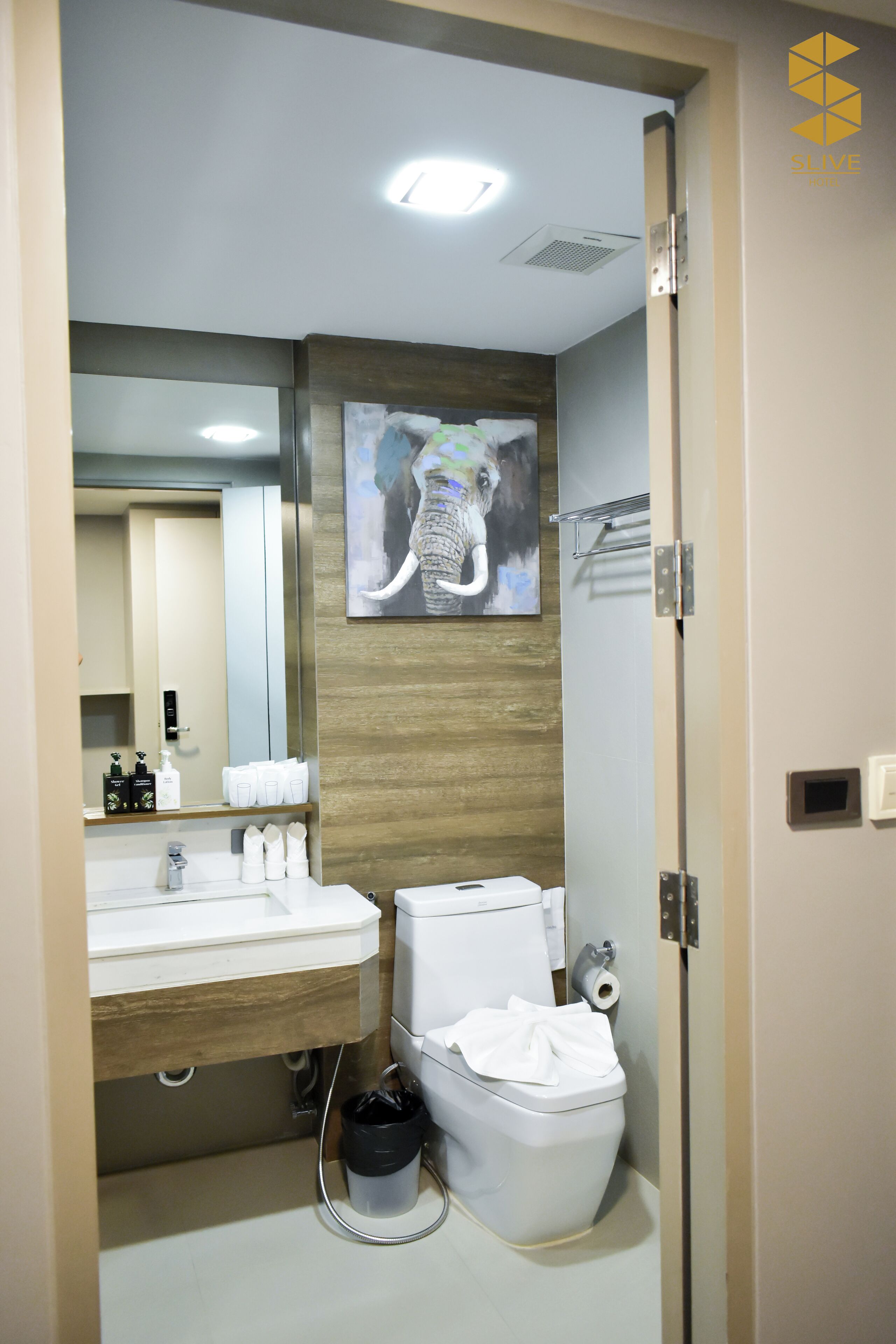 family room | bathroom | free toiletries, hair dryer, slippers, towels