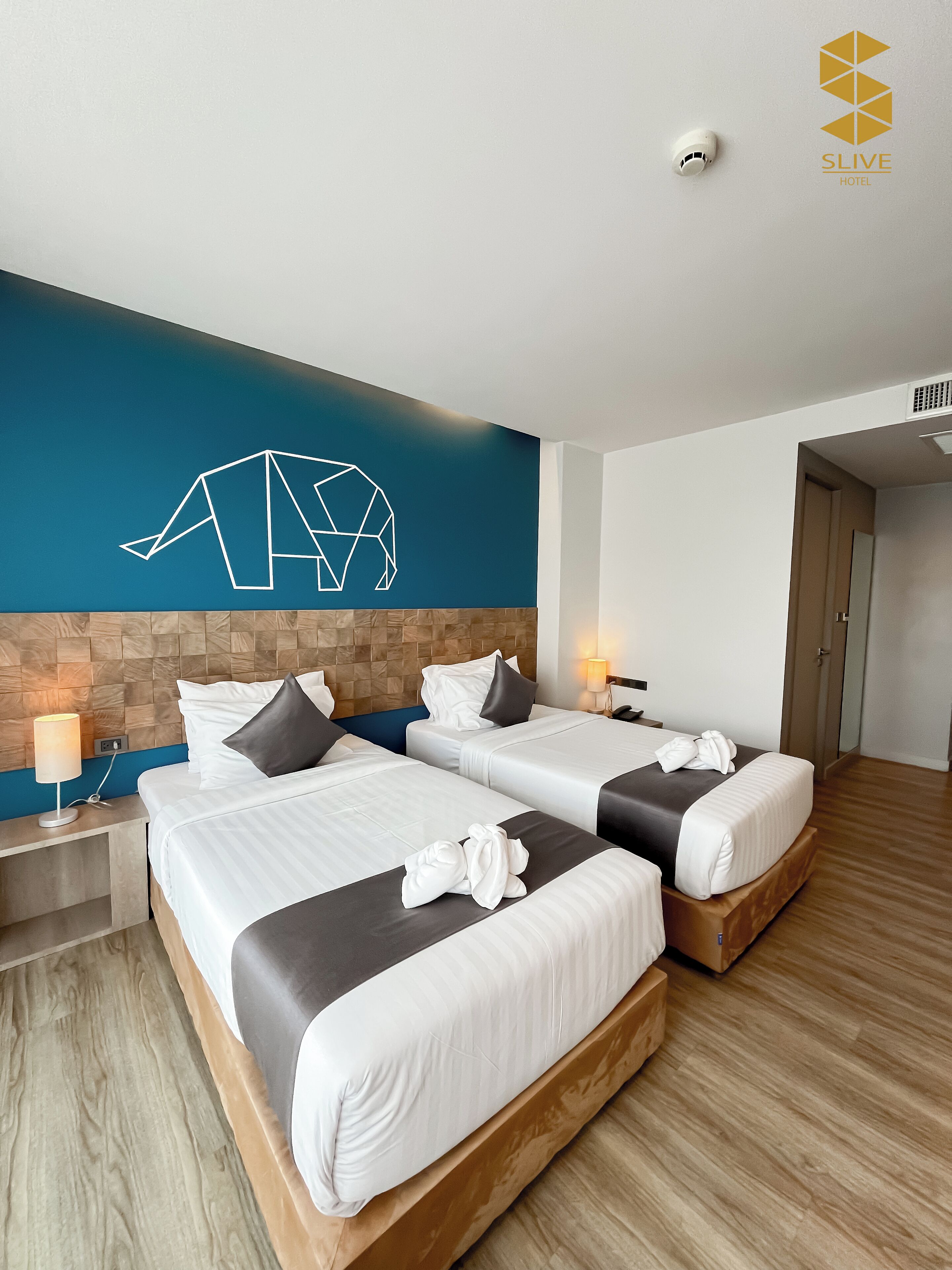 deluxe twin room | free minibar, in-room safe, desk, blackout curtains