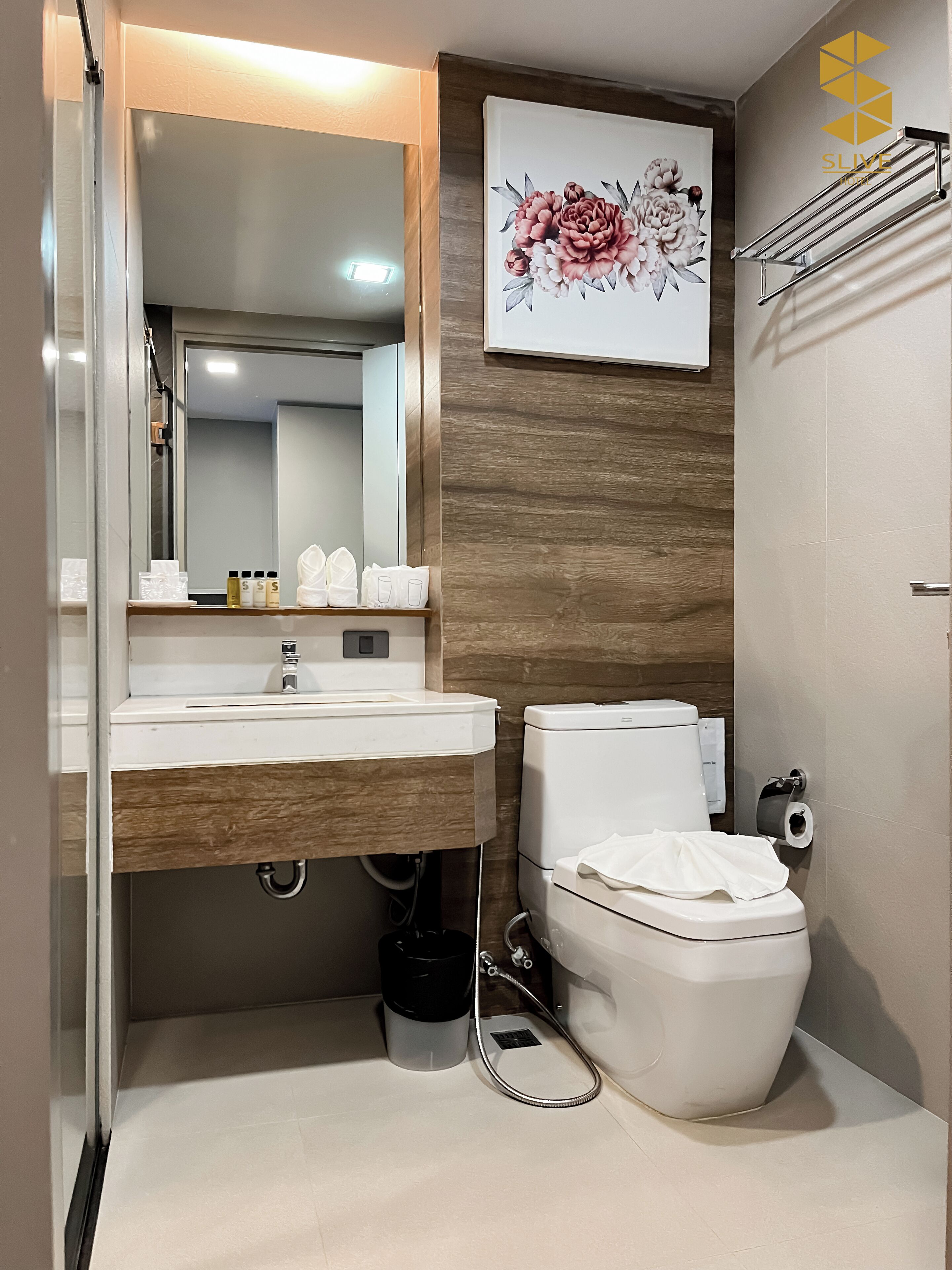 deluxe double room | bathroom | free toiletries, hair dryer, slippers, towels