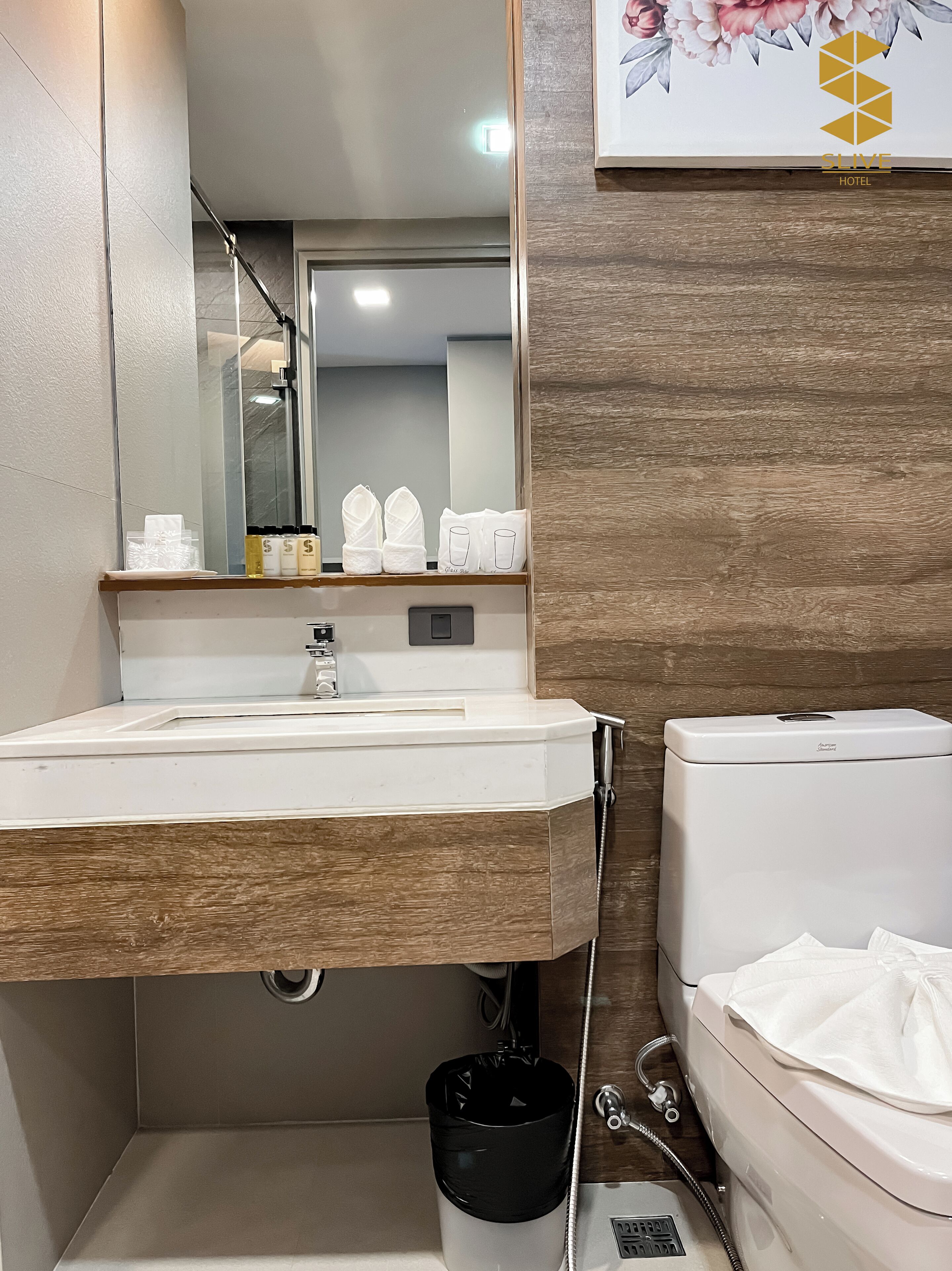 deluxe twin room | bathroom | free toiletries, hair dryer, slippers, towels
