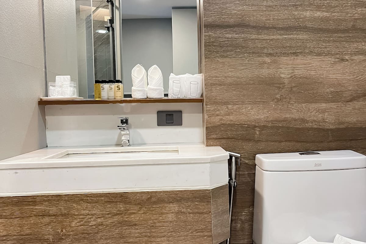 deluxe twin room | bathroom | free toiletries, hair dryer, slippers, towels