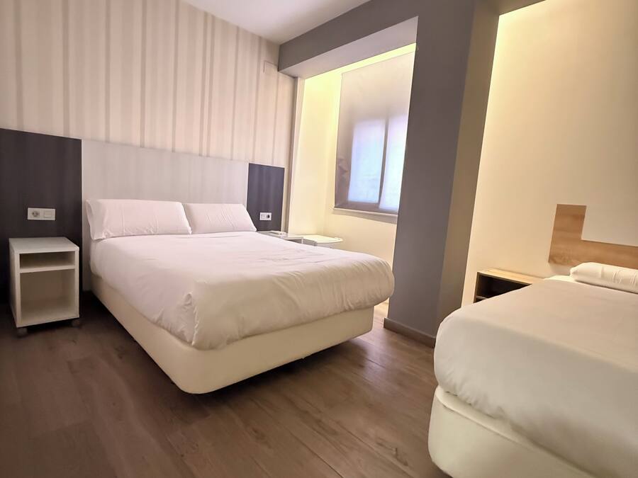 Decoración personalizada, escritorio y tabla de planchar con plancha