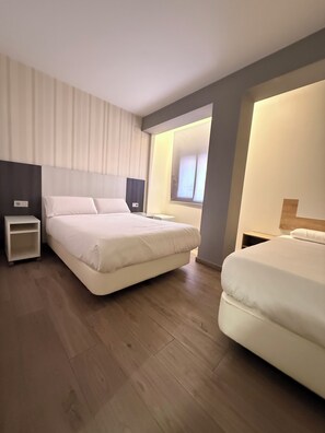 Habitación triple | Decoración personalizada, escritorio y tabla de planchar con plancha 