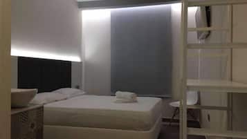 Chambre Double Deluxe, salle de bains privée | Décoration personnalisée, bureau, fer et planche à repasser