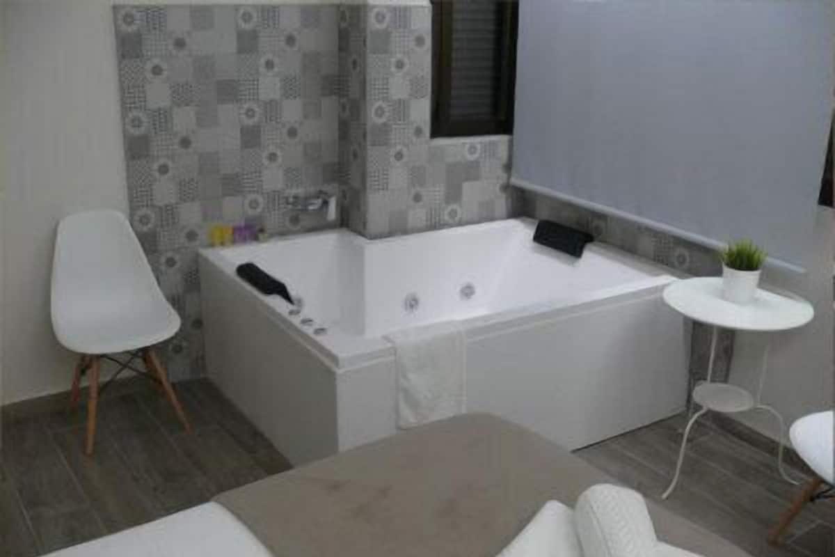 Decoración personalizada, escritorio y tabla de planchar con plancha