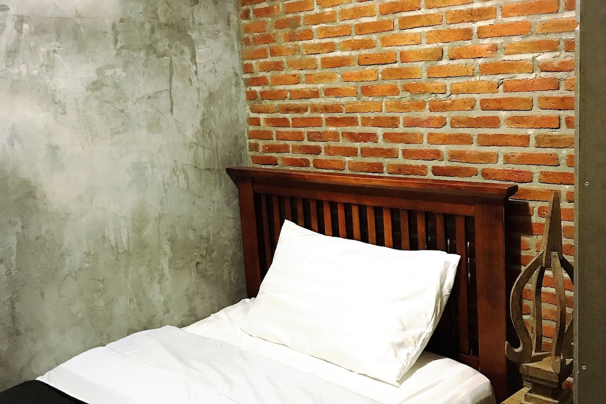 Budget Single Room with Private Bathroom  | เตารีด/โต๊ะรีดผ้า, Wi-Fi ฟรี, ผ้าปูที่นอน