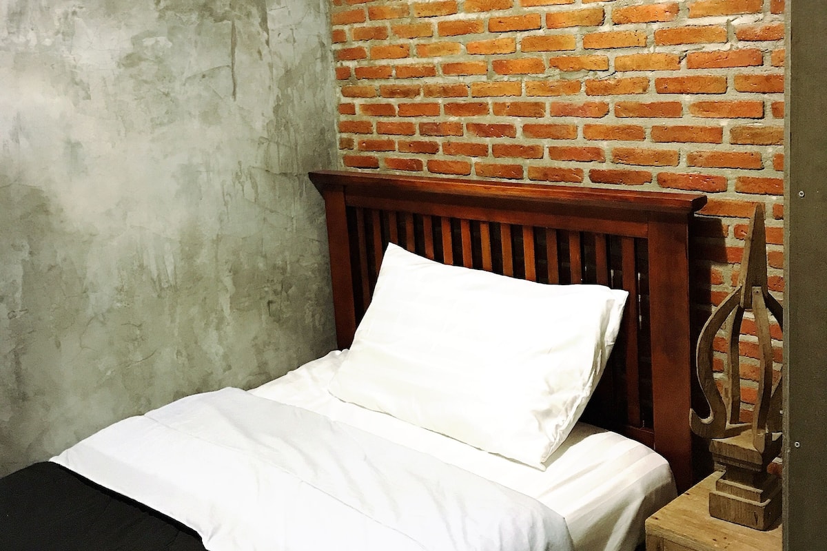 Budget Single Room with Private Bathroom | Iron/ironing board, free WiFi, bed sheets
