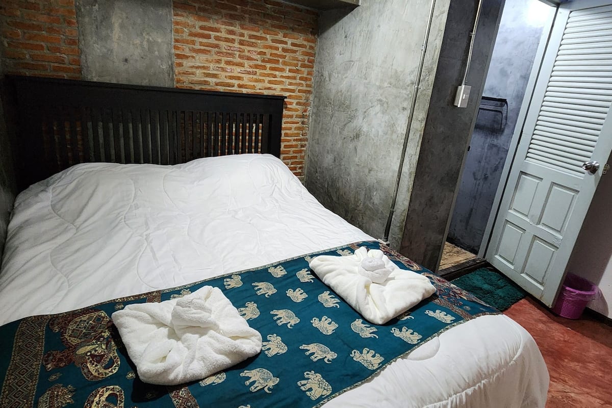 Standard Double Room | Iron/ironing board, free WiFi, bed sheets