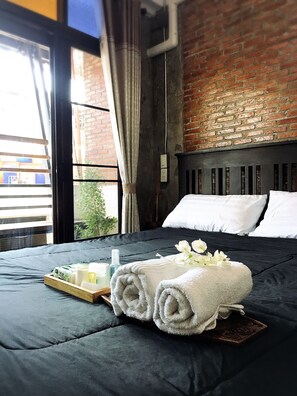 Queen Room with Balcony and Private Bathroom | 1 habitación, tabla de planchar con plancha, wifi gratis y ropa de cama