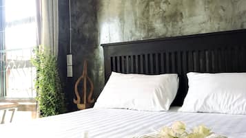 Queen Room with Balcony and Private Bathroom | Strykejern/-brett, wi-fi (inkludert) og sengetøy