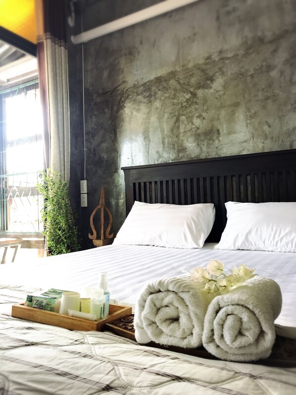 Queen Room with Balcony and Private Bathroom | Iron/ironing board, free WiFi, bed sheets - Lanna Hostel (Chiang Mai)