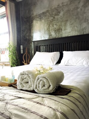 Iron/ironing board, free WiFi, bed sheets - Lanna Hostel (Chiang Mai)