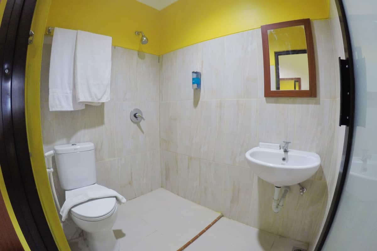 superior double room | bathroom | shower, free toiletries