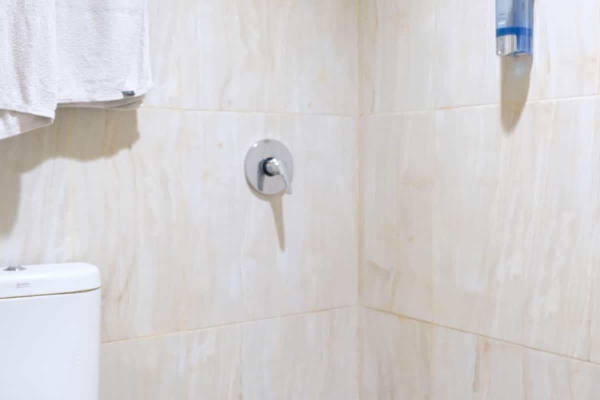 superior double room | bathroom | shower, free toiletries