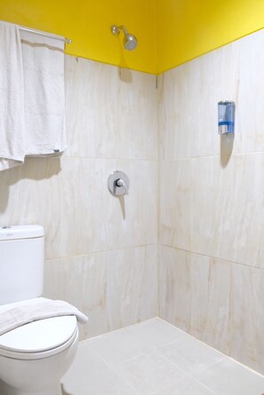 Kamar Double Superior | Kamar mandi | Shower dan perlengkapan mandi gratis