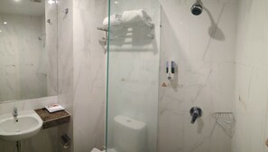 Shower, free toiletries, towels - Front One Inn Semarang (Semarang)