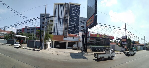A street view with a building labeled 'MINIMARKET' and a sign for 'LA STOREUNE'.