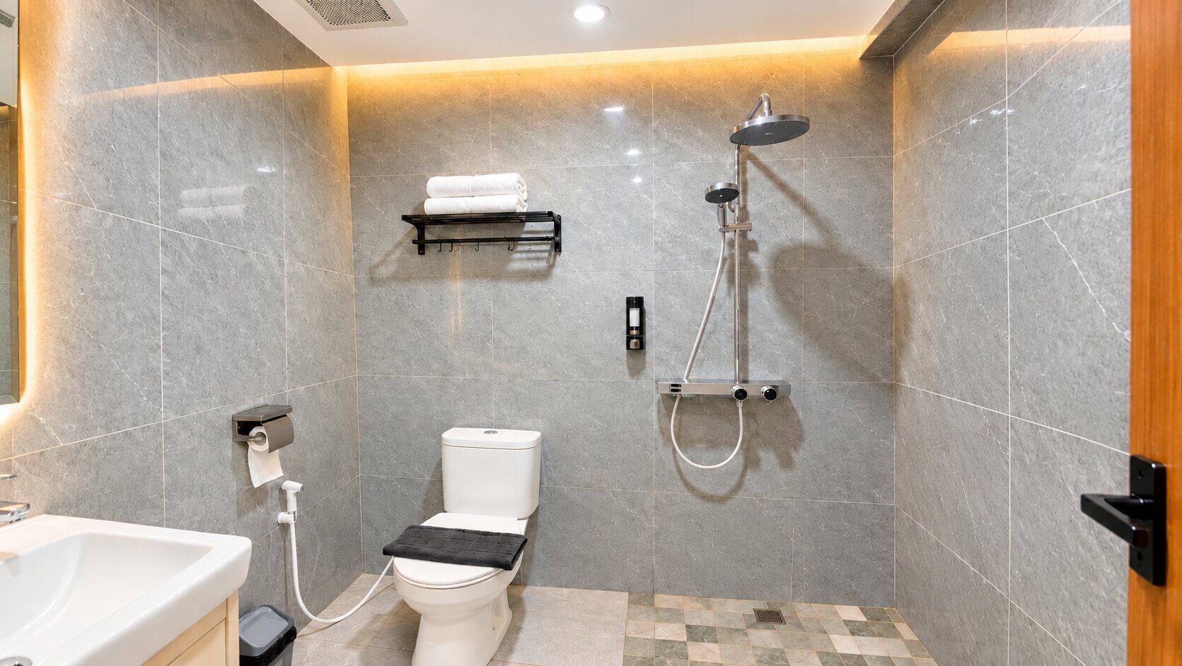 Une salle de bain moderne équipée de toilettes, d’une douche et d’un lavabo.
