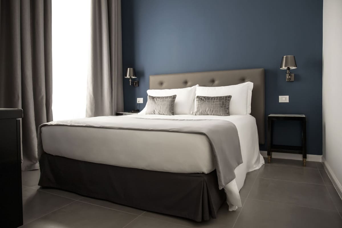Dundyner, memory foam-senger, minibar og safe på rommet