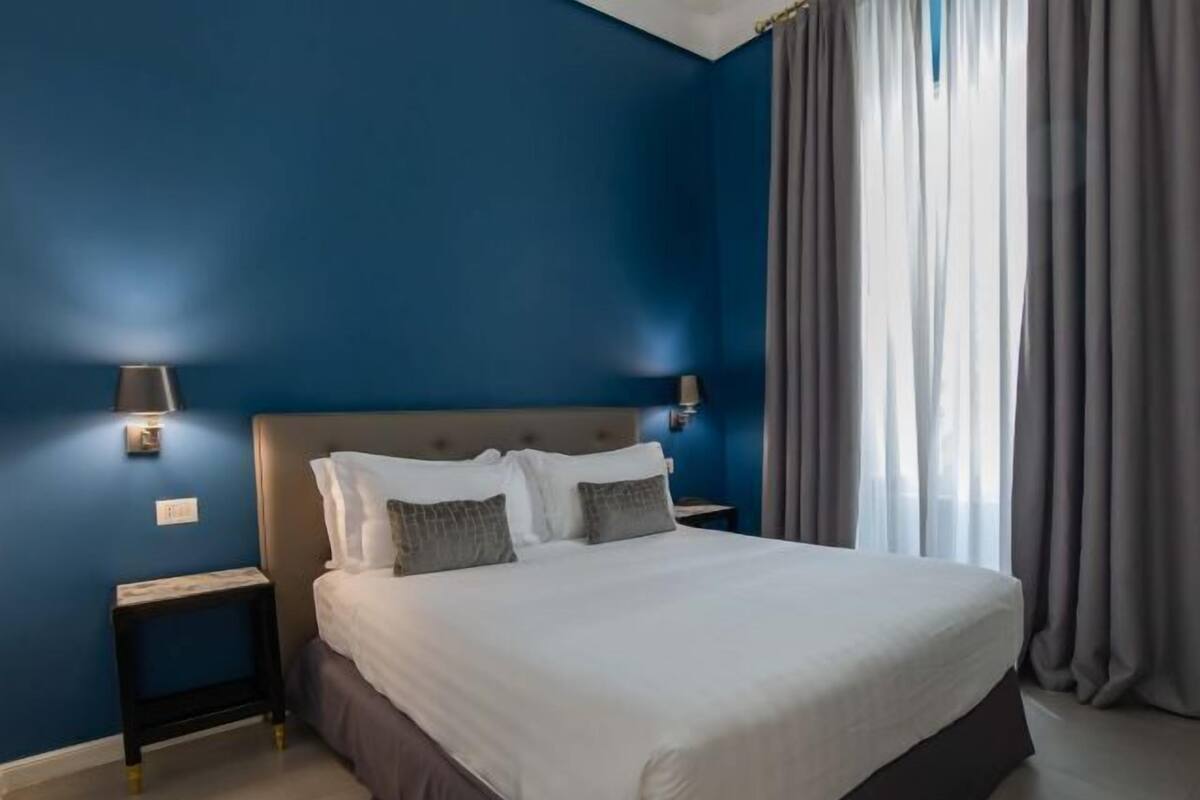 Daunenbettdecken, Betten mit Memory-Foam-Matratzen, Minibar, Zimmersafe