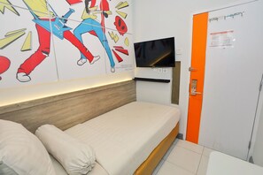 Premium bedding, free WiFi - Front One Budget Hotel Tirtonadi Solo (Surakarta)