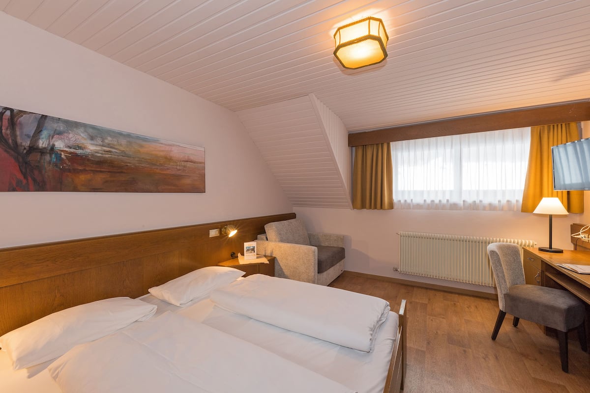 Tweepersoonskamer | 1 slaapkamer, individueel gedecoreerd, een bureau, gratis wifi