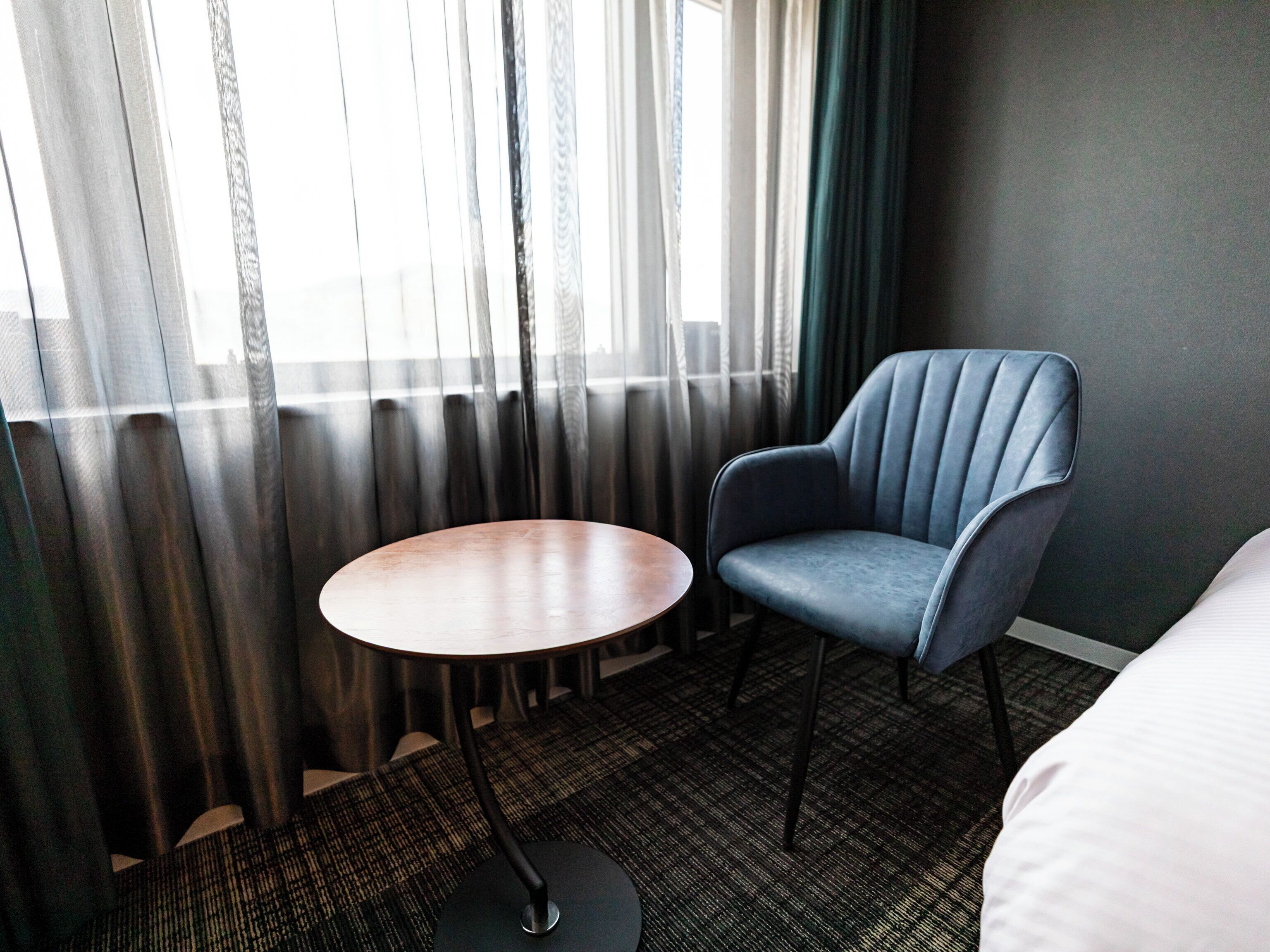 シングルルーム 禁煙 | 羽毛の掛け布団、デスク、ノートパソコン用作業スペース、遮光カーテン