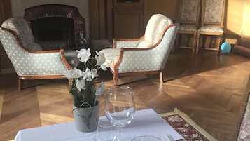 Petit déjeuner et dßner servis sur place, spécialités Cuisine fusion