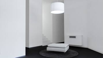 32-tums platt-tv med kabelkanaler och tv