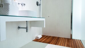 Shower, rainfall showerhead, free toiletries, hair dryer - Vittoria Design Hotel di Luce Hotels (Siena)