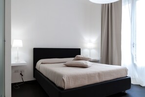 Quarto urbano | Camas com colchões pillow-top, escrivaninha