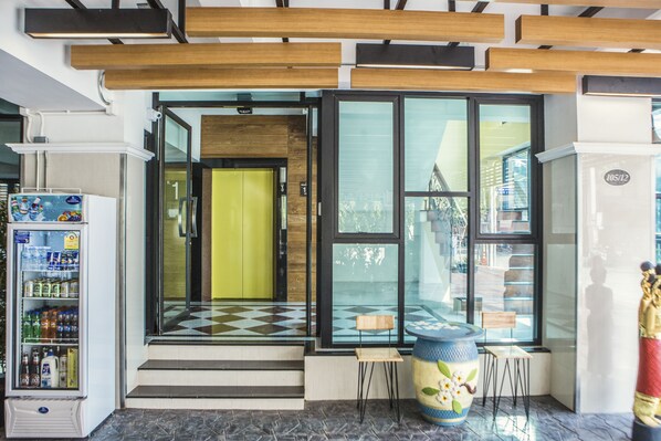 Lobby sitting area - Sillemon Garden Hotel (Bangkok)