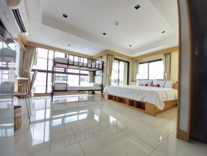 Family Quadruple Room | Desk, rollaway beds, free WiFi, bed sheets - Sillemon Garden Hotel (Bangkok)