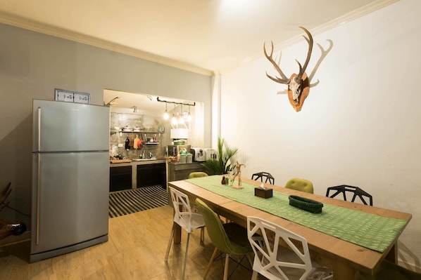 4-Bedroom House | Essbereich im Zimmer