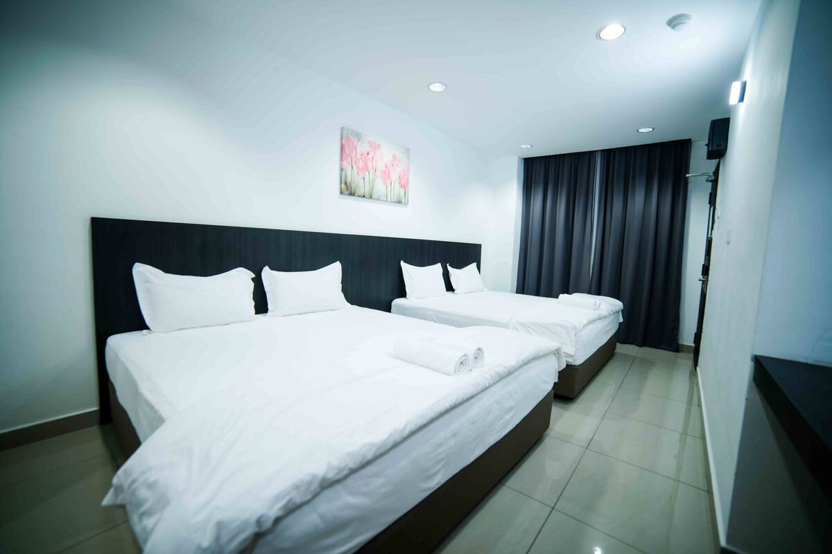 Family Suite | Iron/ironing board, free WiFi