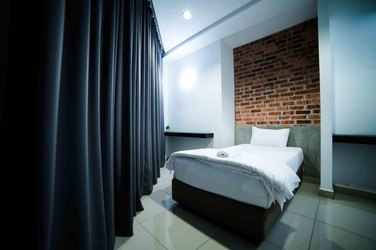Single Room, 1 Single Bed | Iron/ironing board, free WiFi