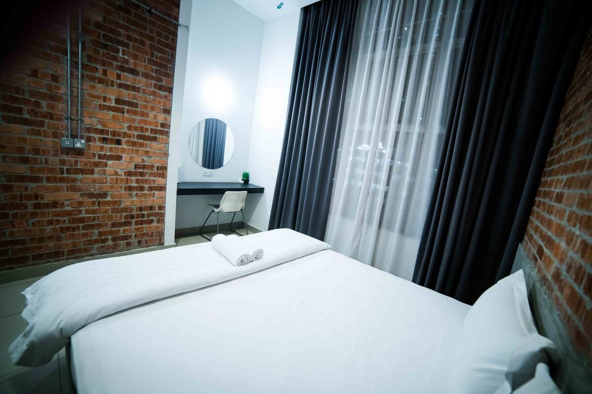 Deluxe Suite, 1 King Bed | Iron/ironing board, free WiFi