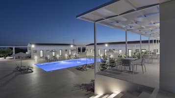 Udendørs pool, åben fra kl. 08.00 til kl. 19.30, liggestole